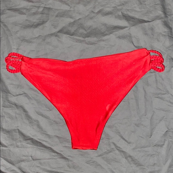 Red bikini - Picture 7 of 7